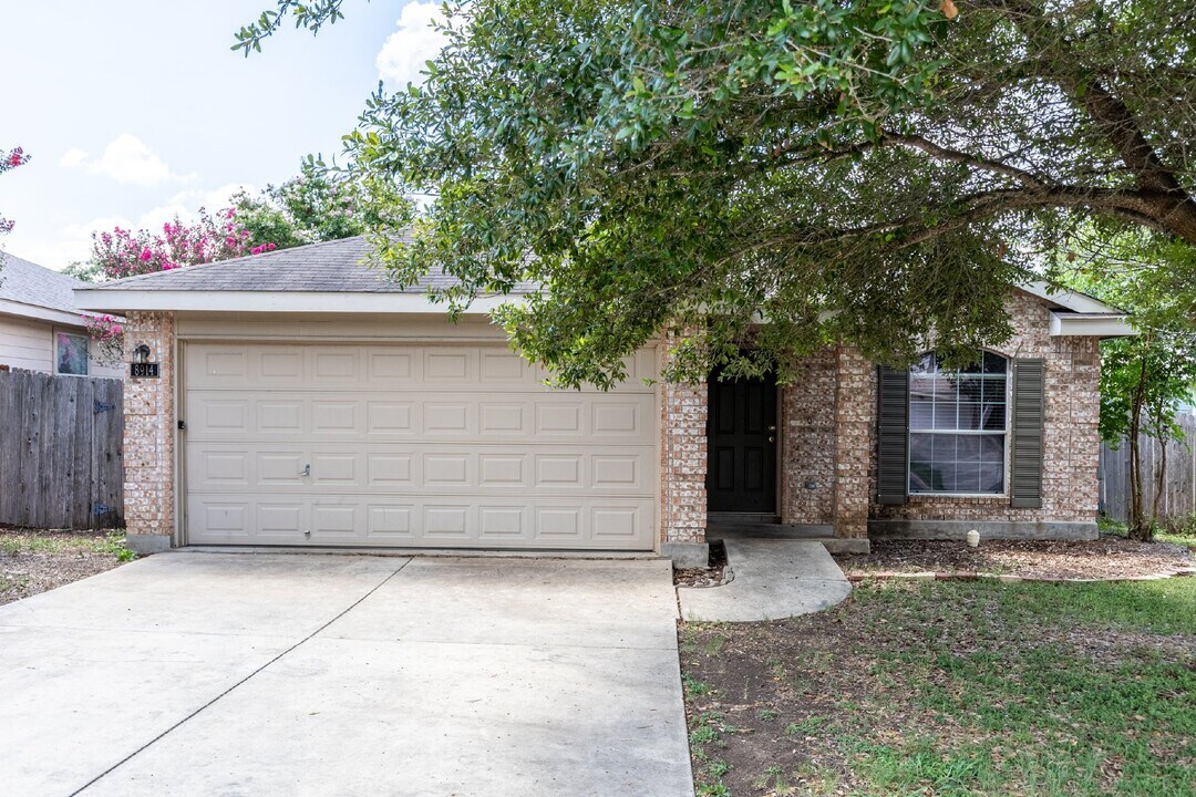 8914 Walnut Springs in Universal City, TX - Building Photo