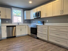190 E Main Rd in Middletown, RI - Building Photo