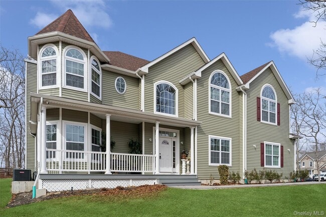 16 Gateway Ct in Hampton Bays, NY - Building Photo - Building Photo