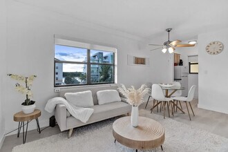 321 Wilson St in Hollywood, FL - Foto de edificio - Building Photo