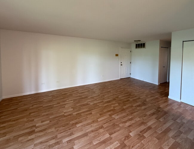 325 Memory Ln in Westmont, IL - Building Photo - Building Photo