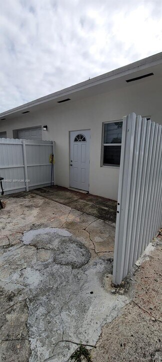 636 SE 5th Pl in Hialeah, FL - Building Photo