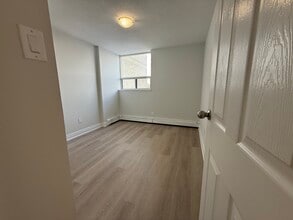 Wallace Pines II in Oakville, ON - Building Photo - Building Photo