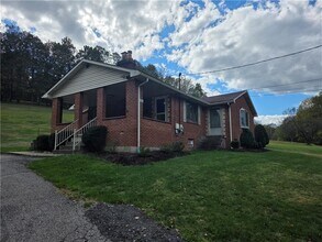196 Valley Rd in Eighty Four, PA - Building Photo - Building Photo