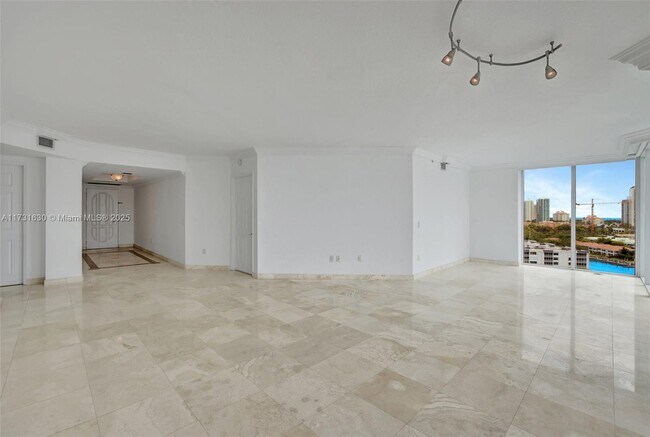 3370 Hidden Bay Dr in Aventura, FL - Building Photo - Building Photo