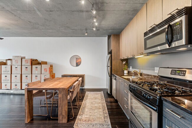 659 W Randolph St, Unit Unit 407 in Chicago, IL - Building Photo - Building Photo