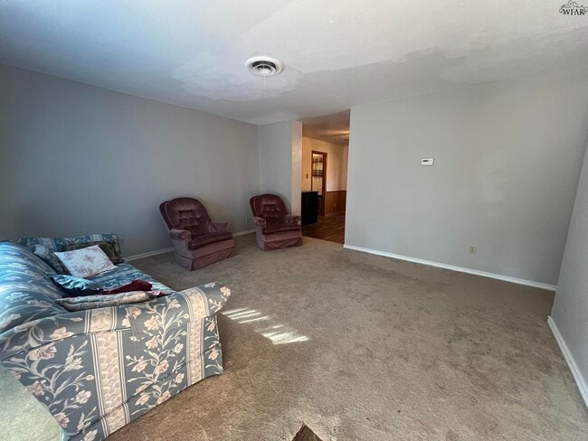 704 W Rebecca Ave in Iowa Park, TX - Building Photo - Building Photo