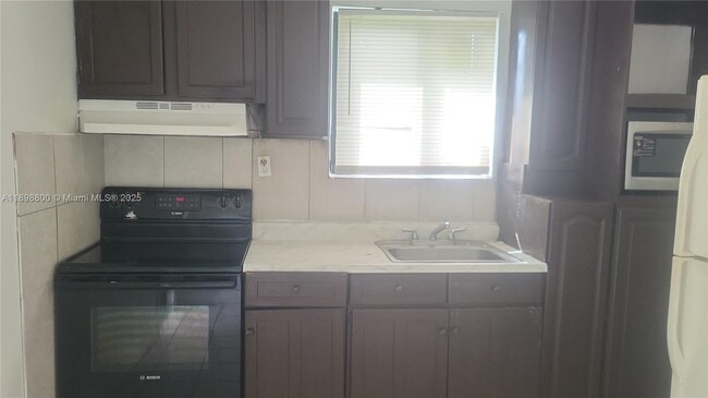 521 NW 10th St in Florida City, FL - Building Photo - Building Photo