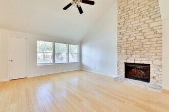 9731 Meadowheath Dr in Austin, TX - Foto de edificio - Building Photo