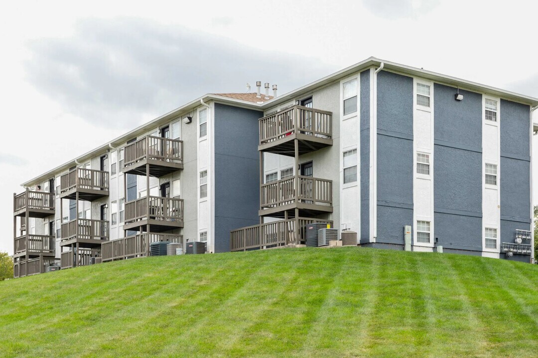 Life at Highland Village in Kansas City, MO - Building Photo
