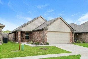 3607 Joshua St in Ennis, TX - Building Photo