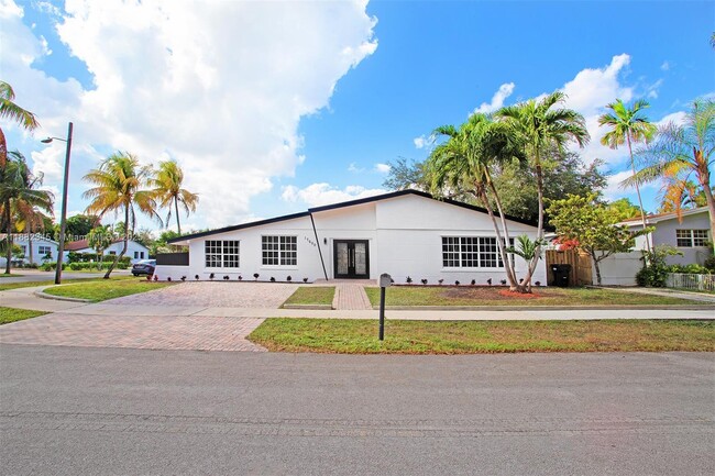 17600 NE 2nd Ct in North Miami Beach, FL - Building Photo - Building Photo