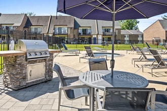 The Crossings at Neshaminy Apartments in Bensalem, PA - Foto de edificio - Building Photo