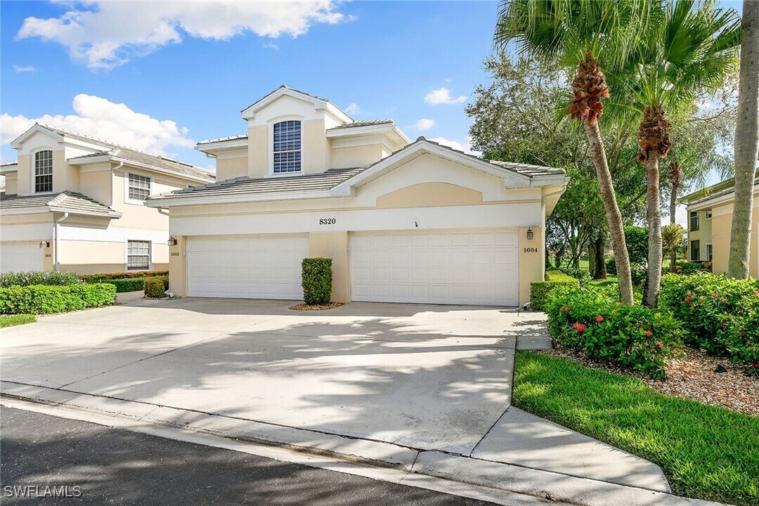 8320 Mystic Greens Way in Naples, FL - Foto de edificio