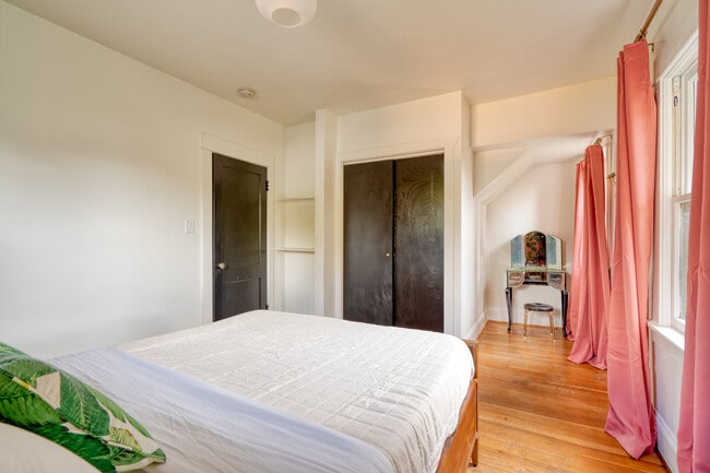 2215 SE Powell Blvd in Portland, OR - Building Photo - Building Photo