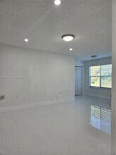 595 Vista Isles Dr in Plantation, FL - Building Photo - Building Photo