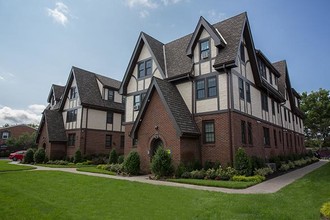 Fairfield Tudor At Bay Shore in Bay Shore, NY - Foto de edificio - Building Photo