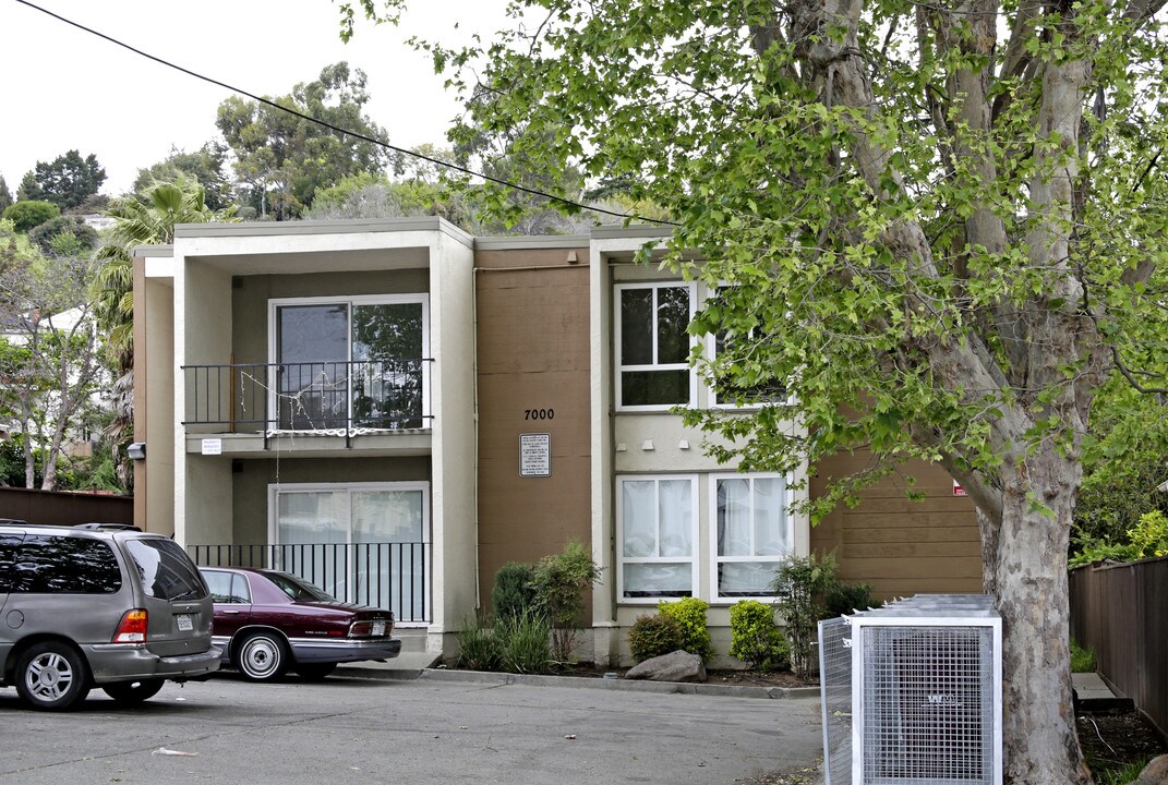 7000 Lacey Ave in Oakland, CA - Building Photo