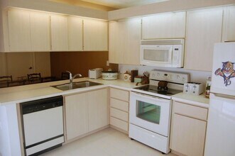 25 Bedford Ct, Unit B in Royal Palm Beach, FL - Building Photo - Building Photo