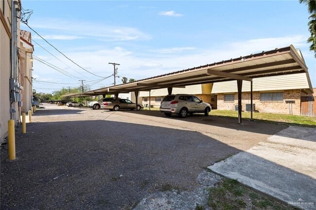 property at 1521 W McIntyre St