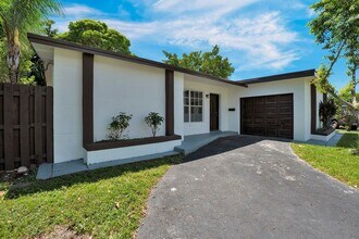8360 NW 25th Ct in Sunrise, FL - Building Photo - Building Photo
