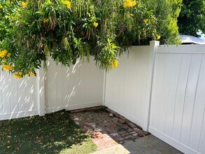 1426 N Hollywood Way in Burbank, CA - Foto de edificio - Building Photo