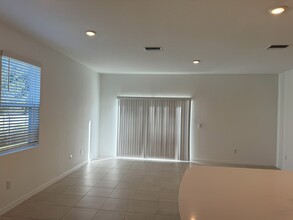 2474 Paravane Wy in Wesley Chapel, FL - Foto de edificio - Building Photo