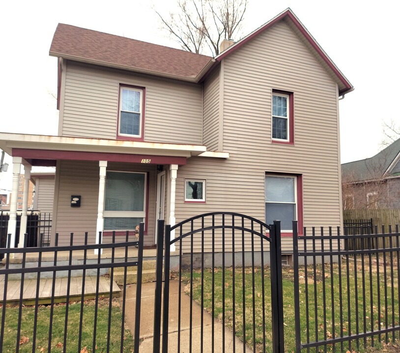 105 W Vine St in Champaign, IL - Foto de edificio