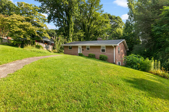 68 Wilshire Dr in Asheville, NC - Foto de edificio - Building Photo