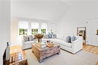 197 Hog Creek Rd in East Hampton, NY - Building Photo - Building Photo