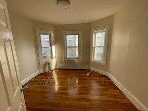 366 Crescent St, Unit 1RB in Waltham, MA - Foto de edificio - Building Photo