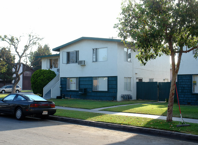 2501 S Baker St in Santa Ana, CA - Foto de edificio - Building Photo