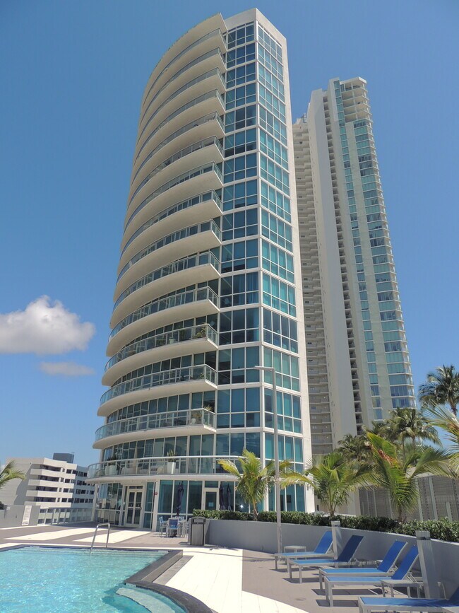 480 NE 30th St, Unit #1105 in Miami, FL - Building Photo - Building Photo