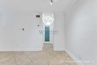 150 SW 10th St in Miami, FL - Foto de edificio - Building Photo