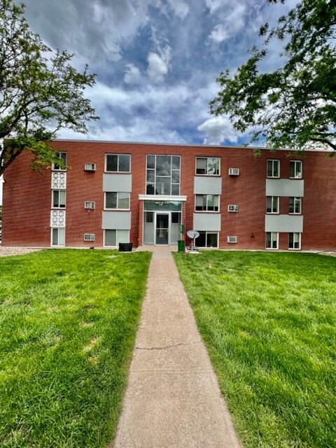 10760 W 8th Ave in Lakewood, CO - Building Photo