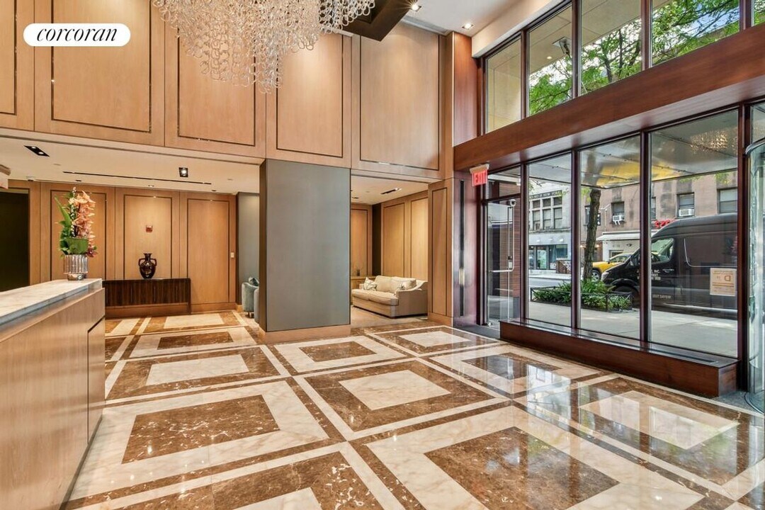 250 E 53rd St in New York, NY - Building Photo