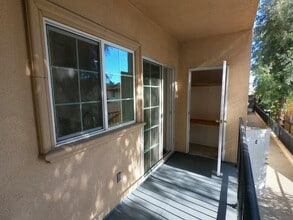 8735 Cedros Ave, Unit 12 in Panorama City, CA - Foto de edificio - Building Photo
