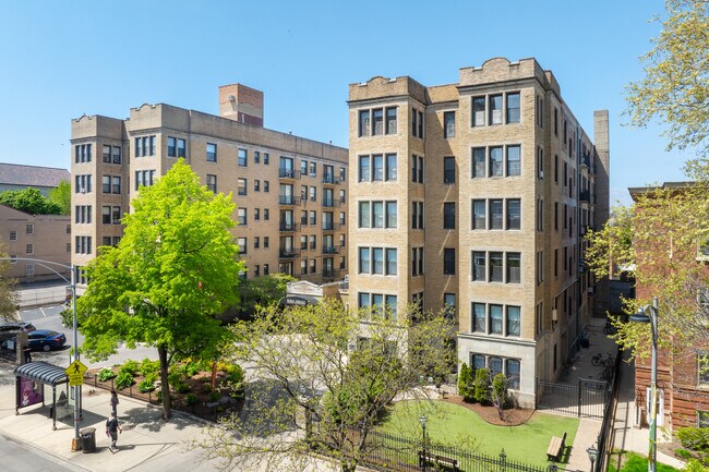Buena Terrace - 4242 N Sheridan Rd in Chicago, IL - Building Photo - Building Photo