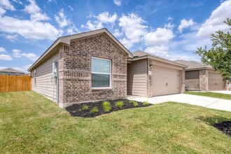 15246 Bufflehead Crk in Von Ormy, TX - Foto de edificio - Building Photo