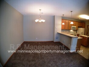 10800 Hawthorn Trail in Woodbury, MN - Building Photo - Building Photo