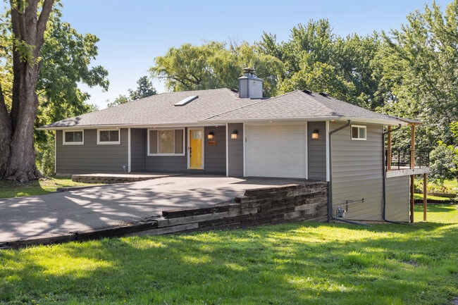 10003 Crestridge Dr in Hopkins, MN - Building Photo - Building Photo