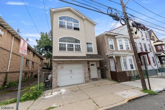 110 16th Ave in Paterson, NJ - Foto de edificio - Building Photo
