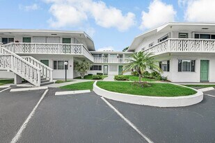2004 Lake Osborne Dr, Unit 4 in Lake Worth Beach, FL - Building Photo