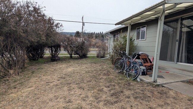 301 Cedar St in La Grande, OR - Foto de edificio - Building Photo