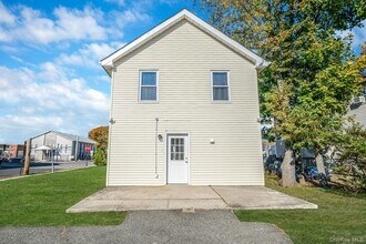 1030 Prospect Ave in Westbury, NY - Building Photo - Building Photo