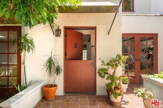 344 Entrada Dr in Santa Monica, CA - Building Photo - Building Photo