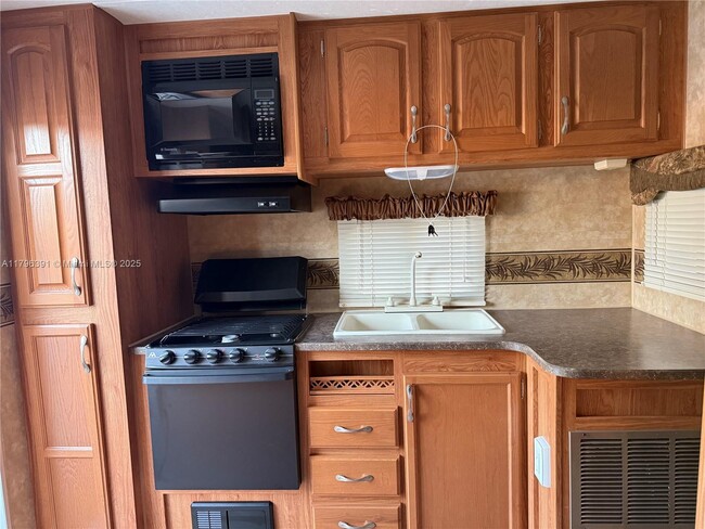 706 W 40th Pl in Hialeah, FL - Building Photo - Building Photo