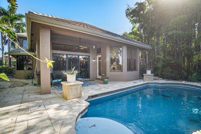 property at 3483 Collonade Dr