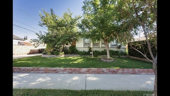 7344 Topeka Dr in Los Angeles, CA - Building Photo