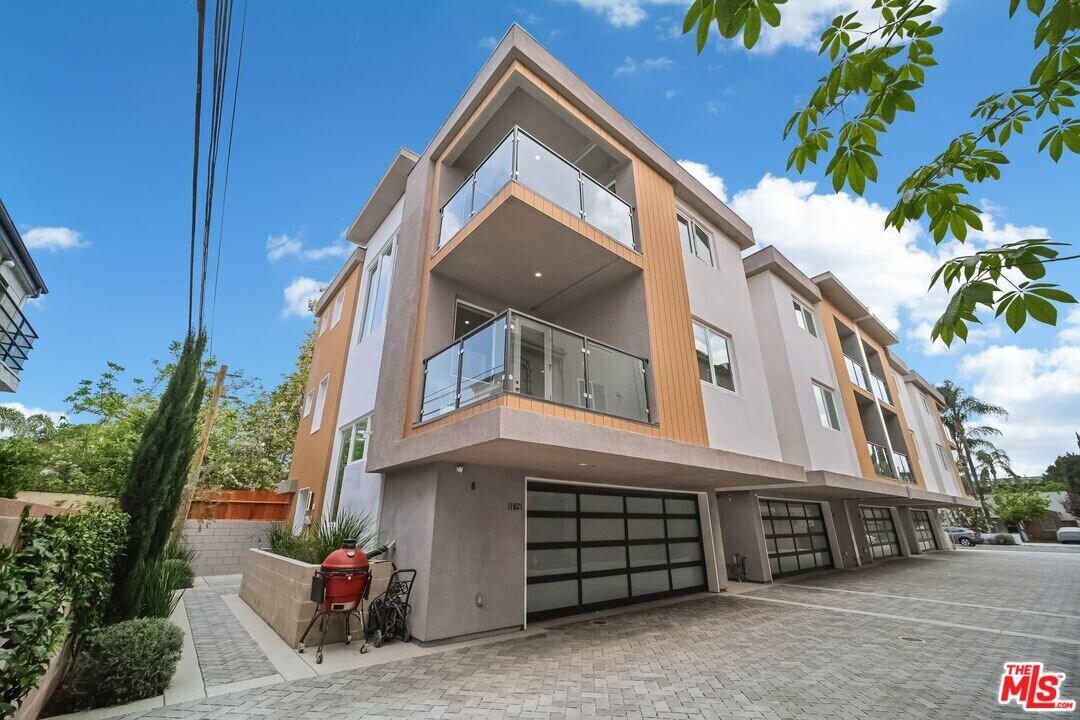 11821 Holly Wy in Los Angeles, CA - Building Photo